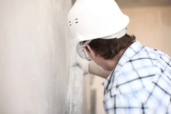 Εργαζόμενος στοιχίζει τοίχο — Φωτογραφία Αρχείου