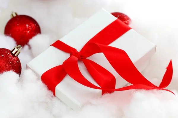 Weißes Weihnachtsgeschenk — Stockfoto