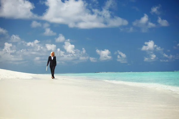 Business woman on the ocean coast — Stock Photo, Image