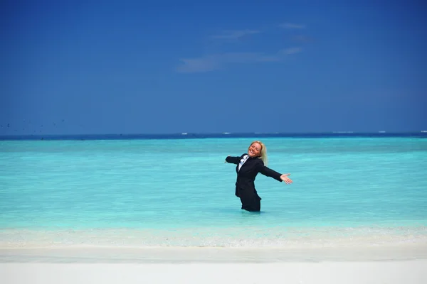 Mujer de negocios en el océano —  Fotos de Stock