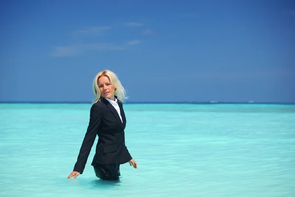 海でのビジネスの女性 — ストック写真
