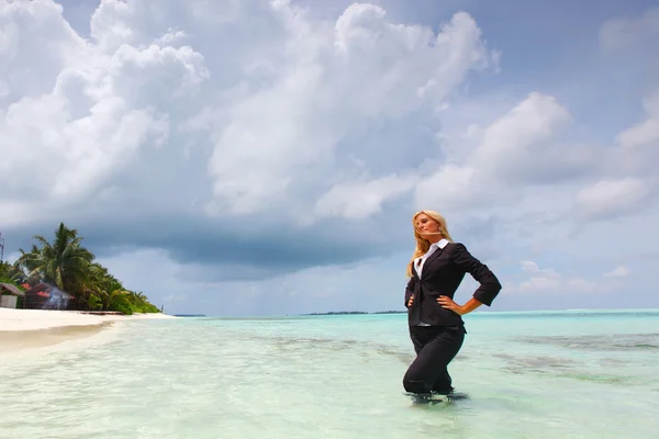 Lykkelig forretningskvinde på havets kyst - Stock-foto