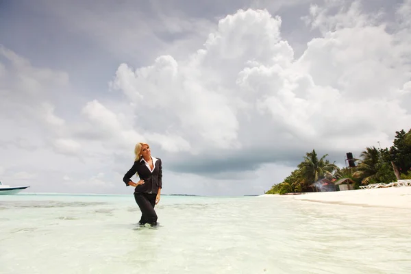 Okyanus kıyısında mutlu bir iş kadını — Stok fotoğraf