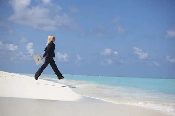 Biznes kobieta skok w Oceanie — Zdjęcie stockowe