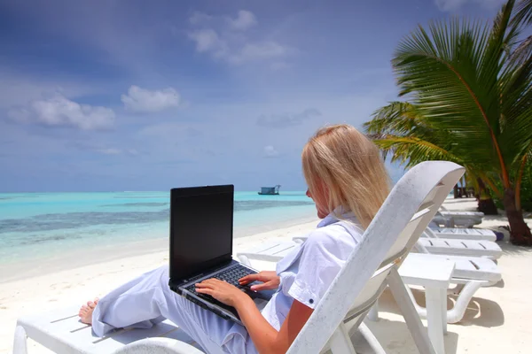 Tropische Geschäftsfrau mit Laptop — Stockfoto