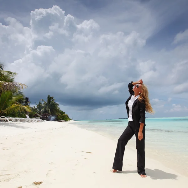 Feliz mujer de negocios en la costa del océano —  Fotos de Stock