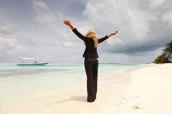 Happy business woman on the ocean coast — Stock Photo, Image