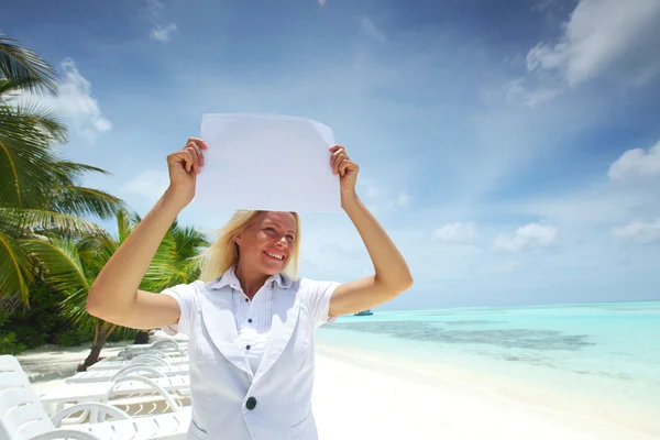 Forretningskvinde med blankt papir på havkysten - Stock-foto