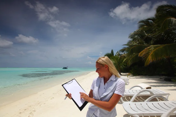 Mujer de negocios con papel en blanco en la costa del océano —  Fotos de Stock