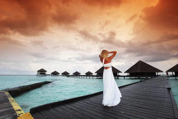 Frau im Kleid am maledivischen Sonnenuntergang — Stockfoto