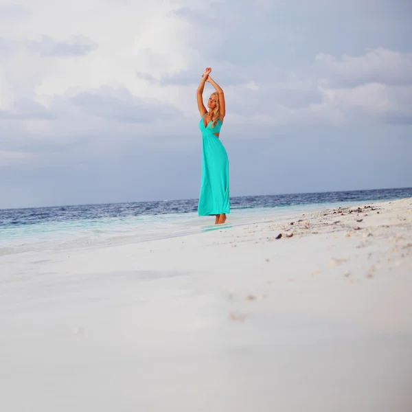 Woman on the ocean coast — Stockfoto