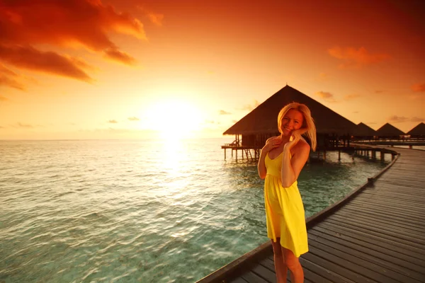 Жінка в сукні на мальдівському заході сонця — стокове фото