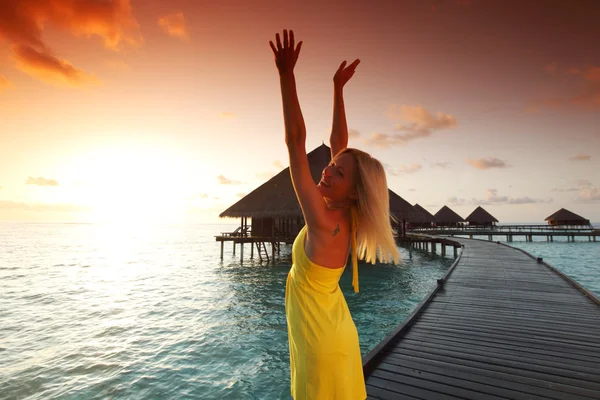Žena v šatech na maledivské sunset — Stock fotografie