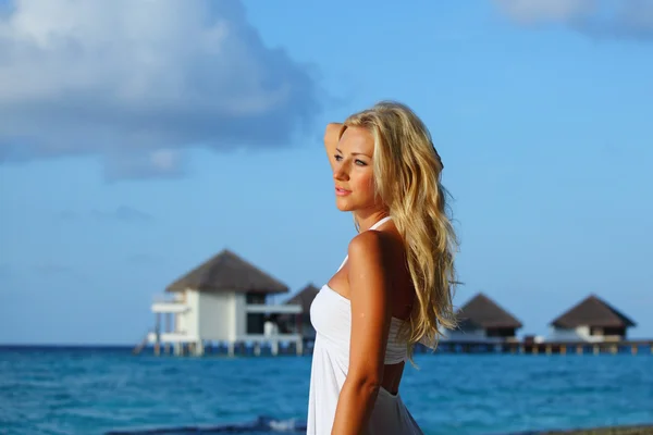 Kobieta na tropikalnej plaży — Zdjęcie stockowe