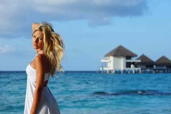 Donna sulla spiaggia tropicale — Foto Stock