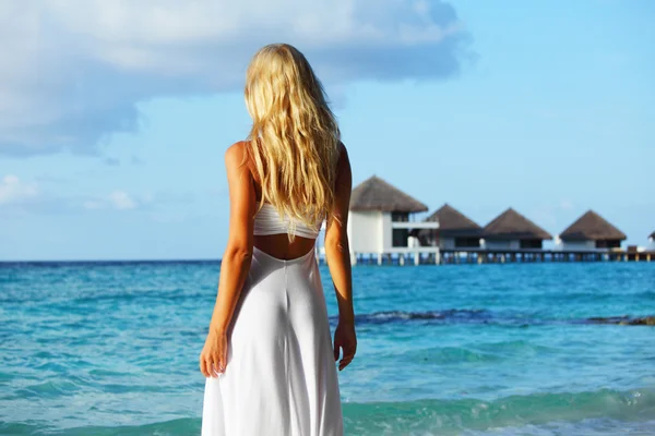 Mulher na praia tropical — Fotografia de Stock