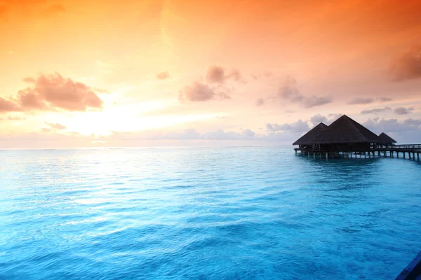 Maisons maldiviennes au lever du soleil — Photo