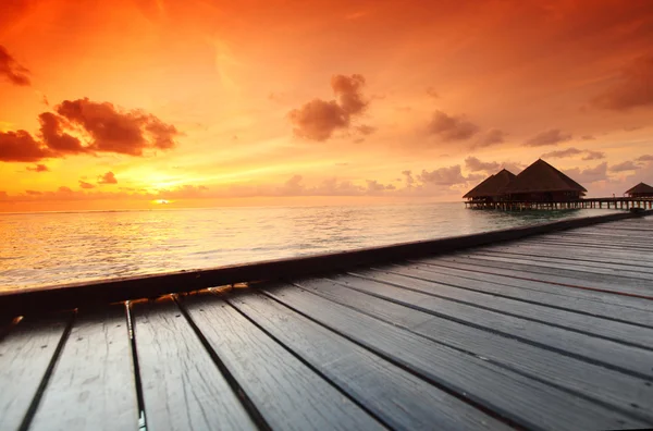 Maledivské domy na východ slunce — Stock fotografie