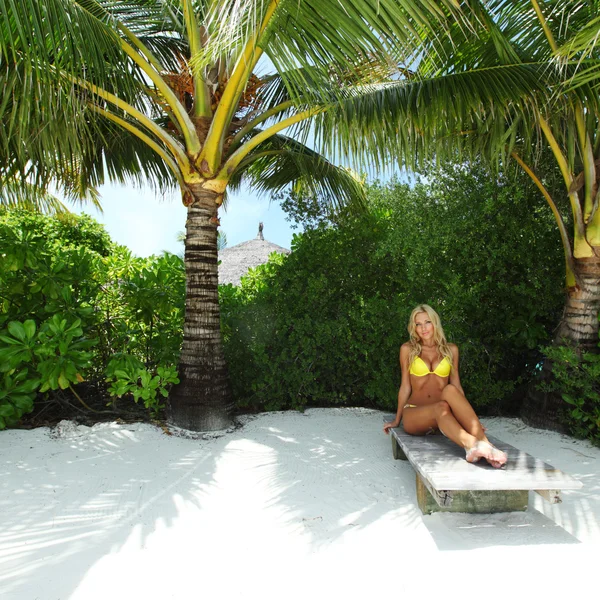 Tropische vrouw op lounge — Stockfoto