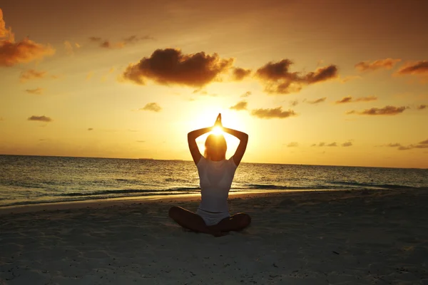 Sunset yoga femme — Photo