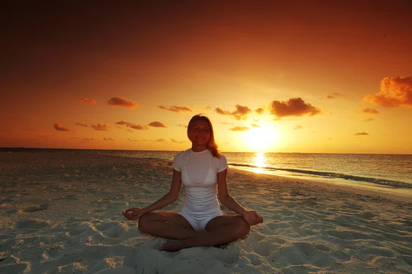 Pôr do sol mulher ioga — Fotografia de Stock