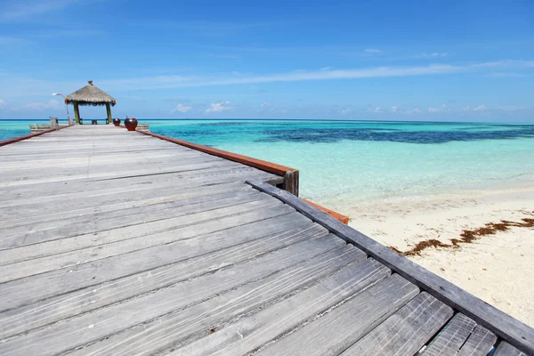 Дома на Мальдивах в голубом море — стоковое фото