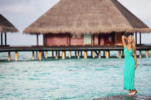 Vrouw op tropisch strand — Stockfoto
