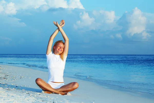 Mulher ioga na costa do mar — Fotografia de Stock