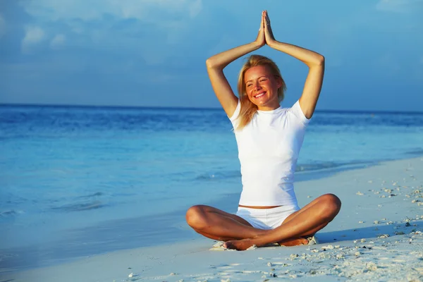 Kobieta jogi na wybrzeżu morza — Zdjęcie stockowe