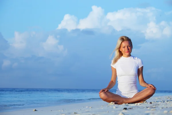 Deniz kıyısındaki yogacı kadın — Stok fotoğraf