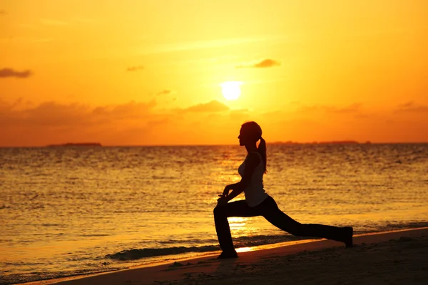 Solnedgång yoga kvinnan — Stockfoto