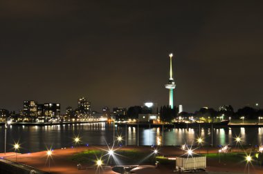 Rotterdam maas Nehri ve euromacht gece görünümü