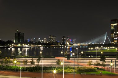 Rotterdam maas Nehri gece görünümüne