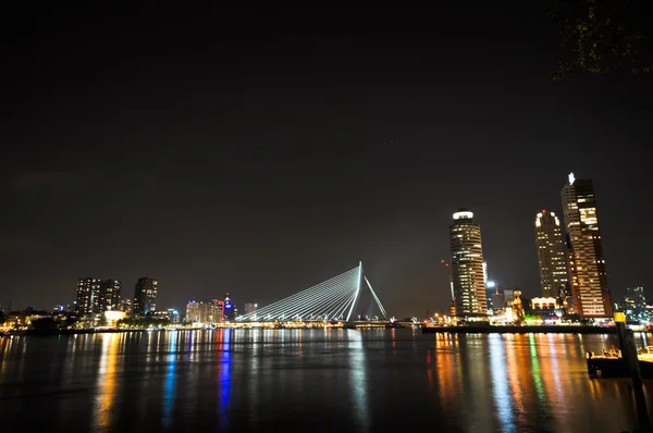 Roterdão vista noturna para o rio Maas e ponte Erasmus — Fotografia de Stock