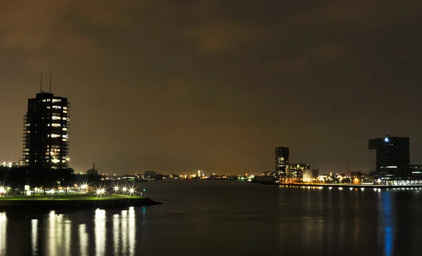 Rotterdam nacht uitzicht op de maas rivier — Stockfoto
