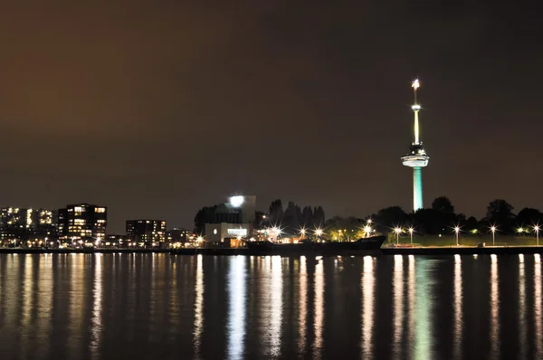 Rotterdam nacht uitzicht op rivier de maas en euromacht — Stockfoto