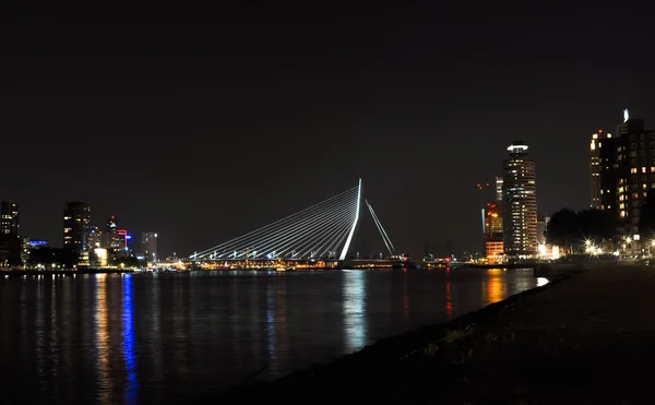 Rotterdam éjszakai nézetet a maas-folyó és az erasmus-híd — Stock Fotó