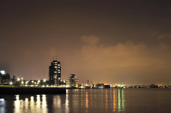 Ночной вид Роттердама на реку — стоковое фото
