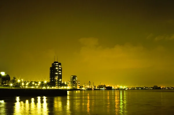 Vista nocturna de Rotterdam al río Maas — Foto de Stock