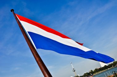 holland masmavi gökyüzü ve manzarası ile euromast karşı bayrakları sallayarak