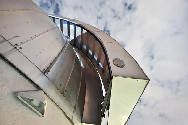 Observatório astronômico porta aberta ao ar livre cúpula cinza céu nublado — Fotografia de Stock