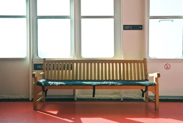 Houten bench in het interieur aangestoken door stralende zon — Stockfoto