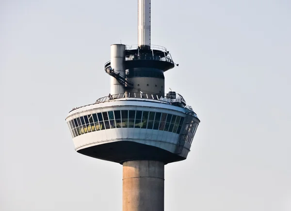 Увеличившийся вид на башню Евромаст. Достопримечательность Роттердама, Нидерланды — стоковое фото
