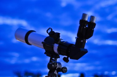 Mavi gece gökyüzünün astronomik teleskop