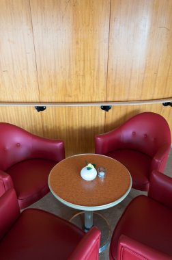 deri sandalyeler ve ahşap masa Restoran