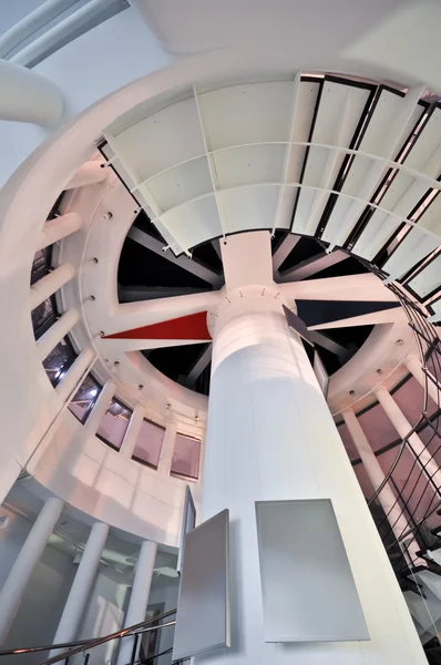 Вид с низкого угла на бетонную винтовую лестницу внутри современной башни — стоковое фото