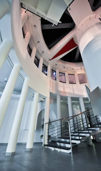 Niski kąt widzenia na konkretne spiralne schody wewnątrz wieży współczesnej — Zdjęcie stockowe
