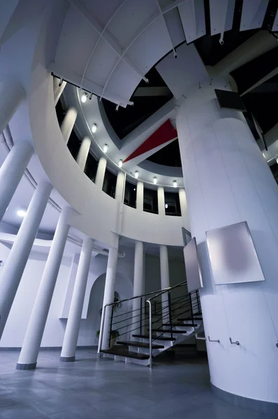 Nízký úhel pohledu na konkrétní točité schodiště uvnitř moderní věž — Stock fotografie