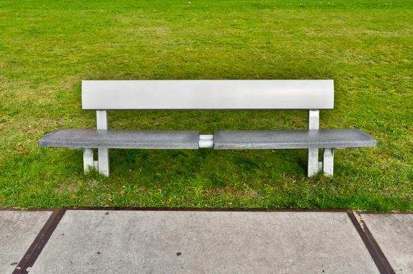 緑の草が茂った芝生の近代的なベンチ — ストック写真