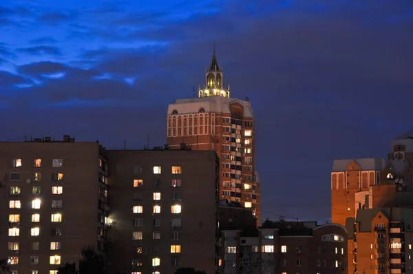 Vue de nuit des immeubles résidentiels de la ville — Photo